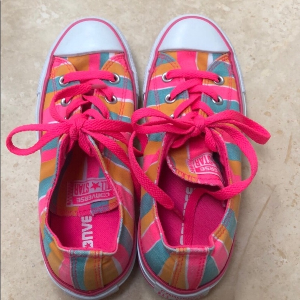 Women’s Size 6 Converse Shoes. 🎈Donated🎈